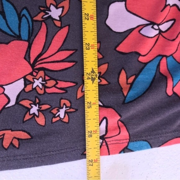 LOGO by Lori Goldstein V Neck 3/4 Sleeve Sharkbite Hem Gray Floral Tunic Medium - Picture 9 of 11